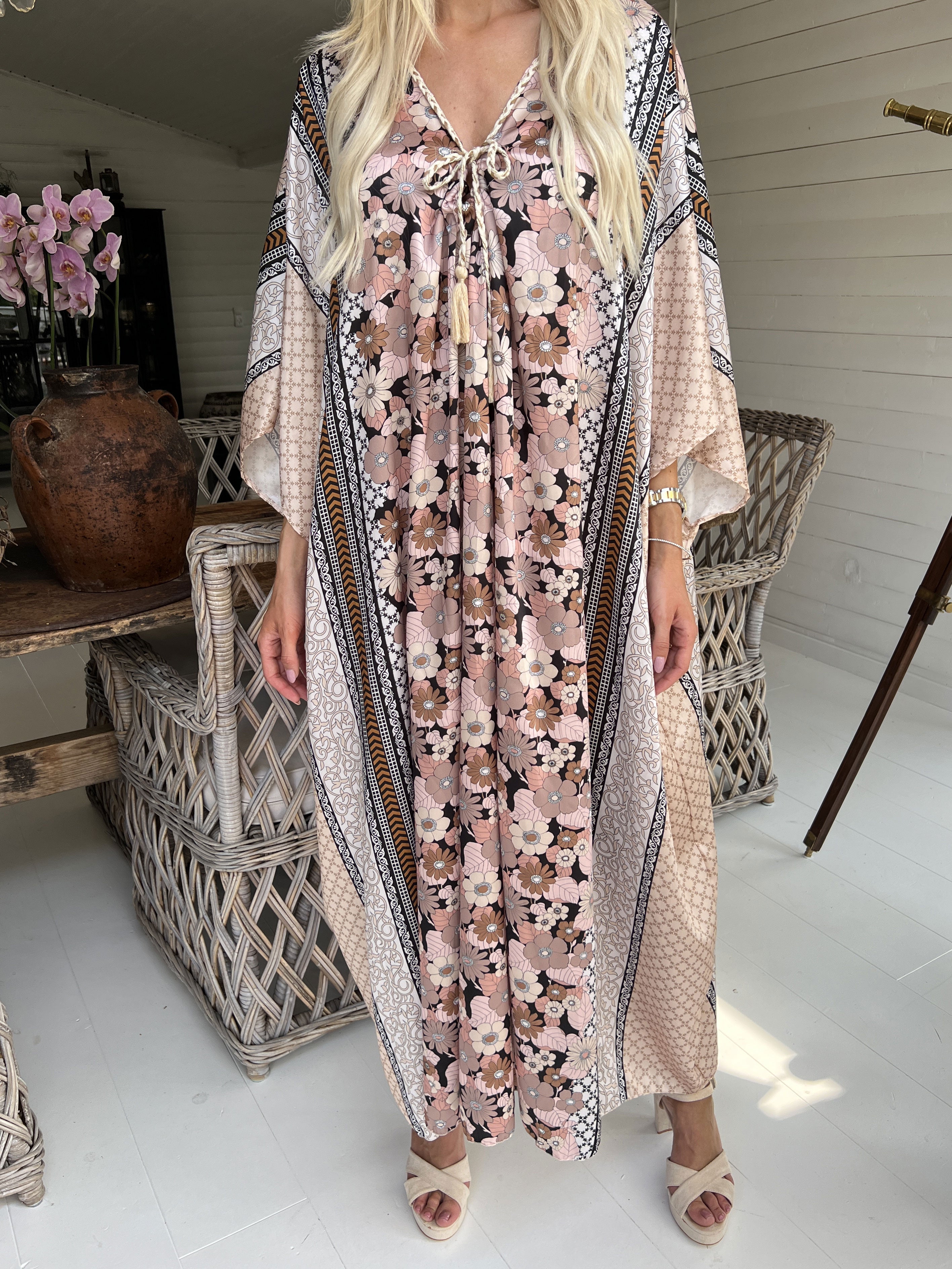 Nynne - Lång lös klänning med flätade snören